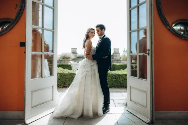 Layla & Chris, a picture-perfect couple! 💕✨I literally couldn’t get over this series at the Orangerie in Euridge Manor. While bright orange walls might challenge some photographers, I saw an incredible opportunity to create something cinematic. The classic combo of blue and orange? Just stunning and unique! 🎨📸 #CinematicLove #EuridgeManor
✨
Workshop @latelier_workshops
Planning & design @byhannahbaskett
Planning & Host @melissameganphotography
Venue @euridge_
Floral design @thewaytobloom
Cake design @annalewiscakedesign
Stationery @georgiaeleanordesigns
Bridal designer @maramariebridal
Bridal hair @sabrinaduparcqhairartistry
Bridal make up @louisajaynehairmakeup
Bridal accessories @kiriandbelle
Menswear @charlesgaleformalwear
Furniture hire @wedhead_london
Chandeliers @crescent_moon_events
Tableware curated.byhannahbaskett
Pergola linen @tablealchemy
Lawn linen @nuagedesignsinc
Lawn napkins @theembroiderednapkincompany
Silk runners & ribbons @silkstudio.uk
Workshop hosts @katherine_and_her_camera natasha_jay_photography @luciapenmanevents
BTS content creation @mbweddings_events
Event videography @aiweddingfilms
Models @thejacobscouple @coupleofstars_ @estelleandyounes @lucyandbradley
Grazing boards @grazeandglory
Car @bigtop.studiosltd#surreyweddingphotographer #surreywedding #euridgemanorwedding #hedsorhouse #kewgardens #editorialweddingphotography #cotswoldswedding #euridgemanor#cotswoldwedding #editorialweddingphotographer#ukweddingphotographer #weddinggoals  #bride #groom#bridaldetails